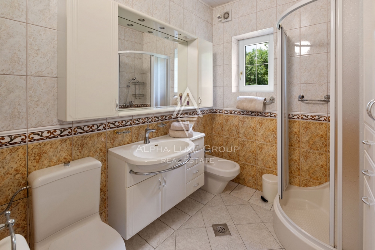 ALPHA LUXE GROUP, Prodamo prostorno vilo v bližini Poreča, panoramski pogled na morje.