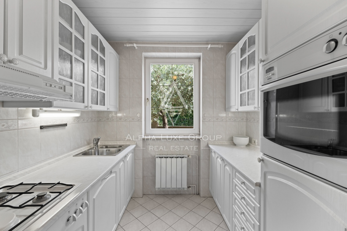 ALPHA LUXE GROUP, Prodamo prostorno vilo v bližini Poreča, panoramski pogled na morje.