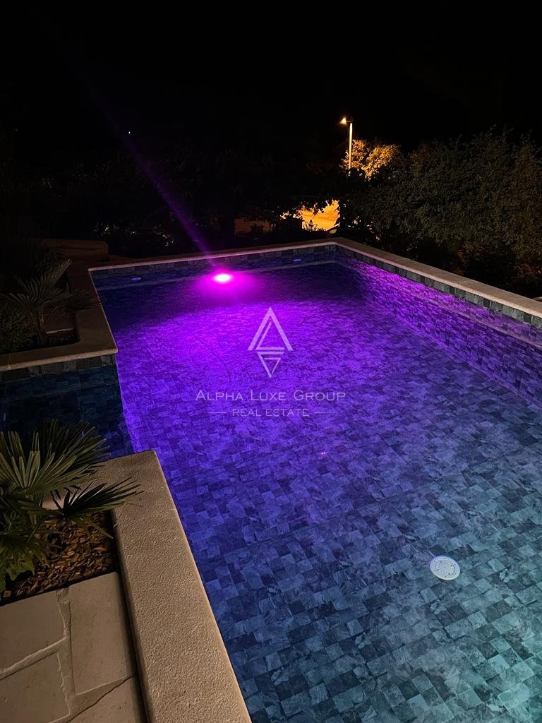 ALPHA LUXE GROUP, Prodamo prostorno vilo v bližini Poreča, panoramski pogled na morje.