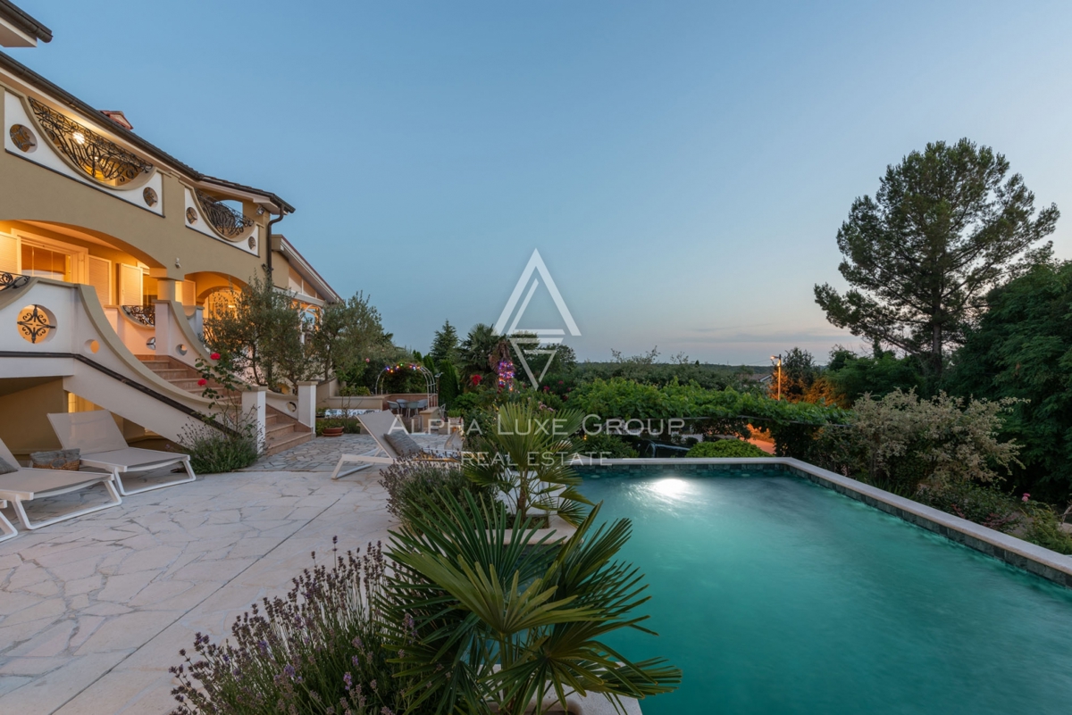 ALPHA LUXE GROUP, Prodamo prostorno vilo v bližini Poreča, panoramski pogled na morje.