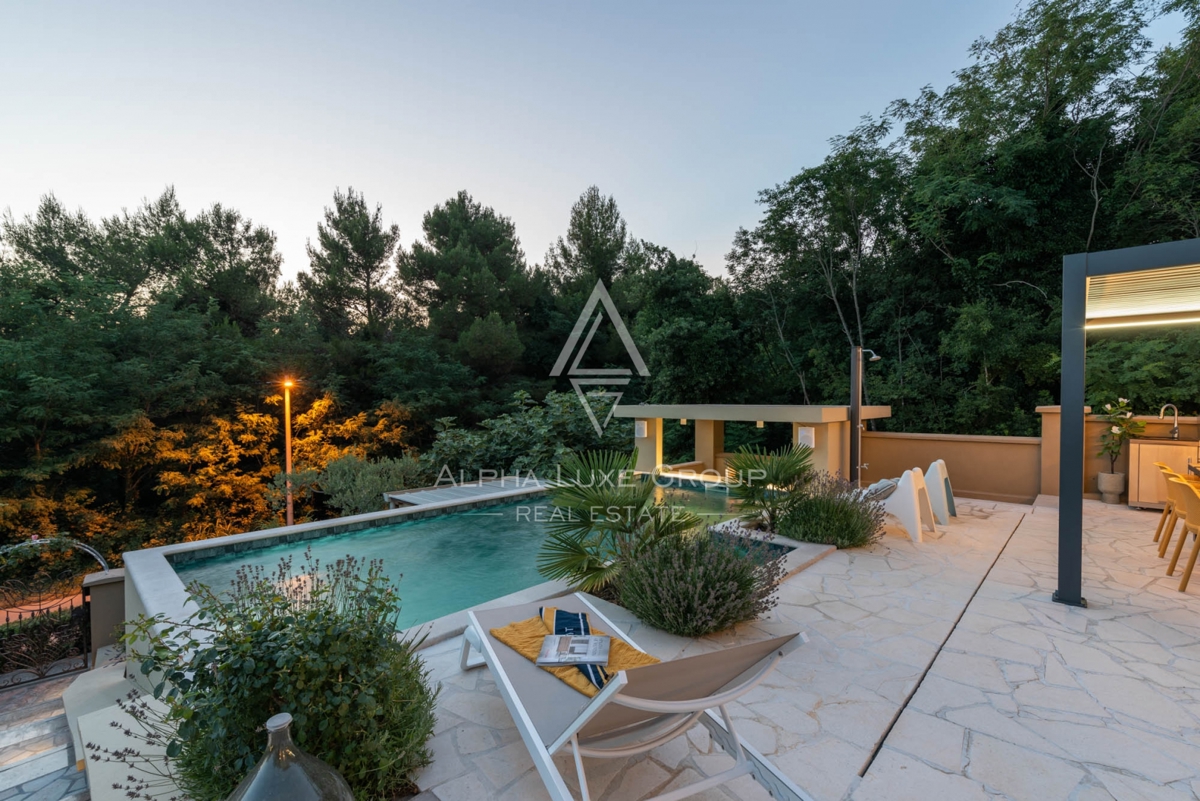 ALPHA LUXE GROUP, Prodamo prostorno vilo v bližini Poreča, panoramski pogled na morje.