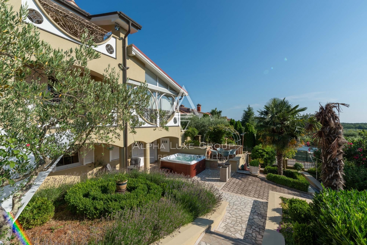 ALPHA LUXE GROUP, Prodamo prostorno vilo v bližini Poreča, panoramski pogled na morje.