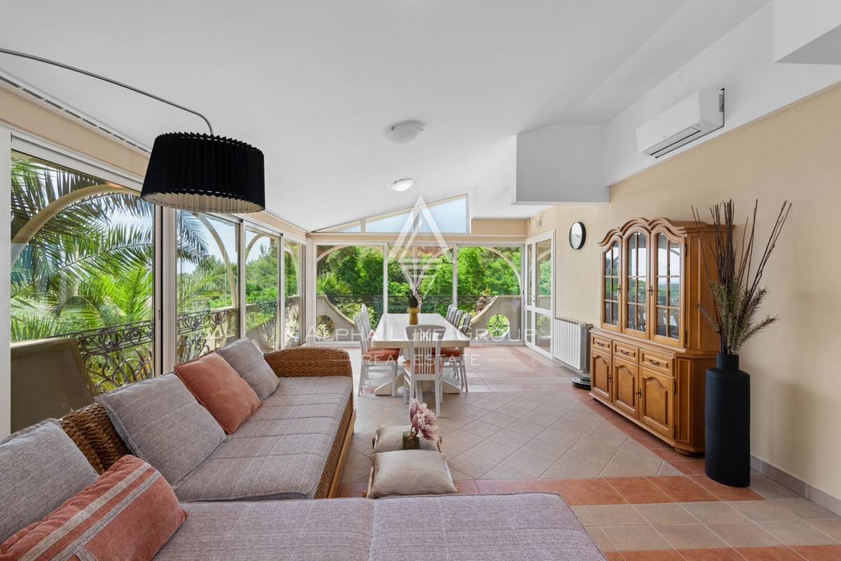 ALPHA LUXE GROUP, Prodamo prostorno vilo v bližini Poreča, panoramski pogled na morje.