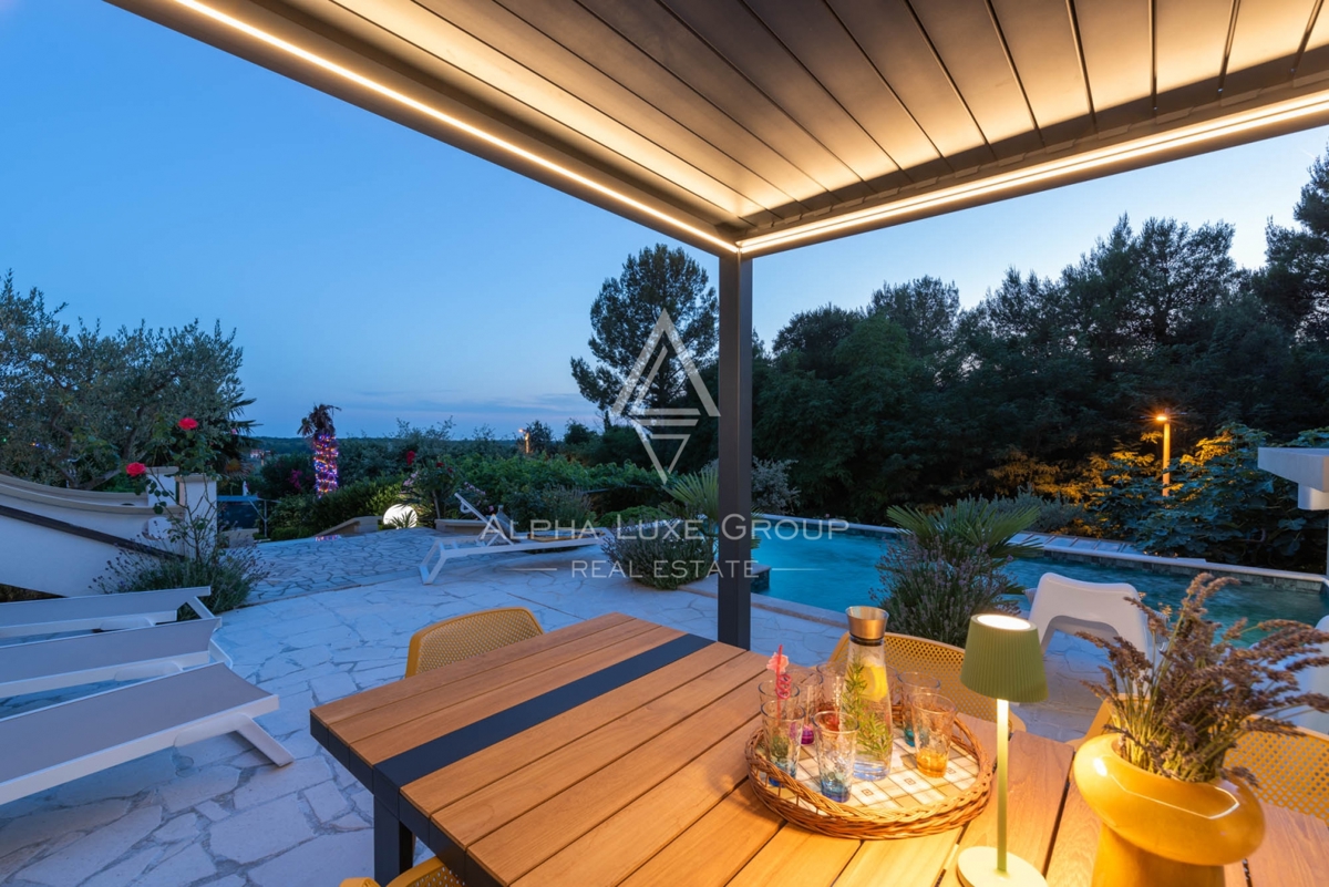 ALPHA LUXE GROUP, Prodamo prostorno vilo v bližini Poreča, panoramski pogled na morje.