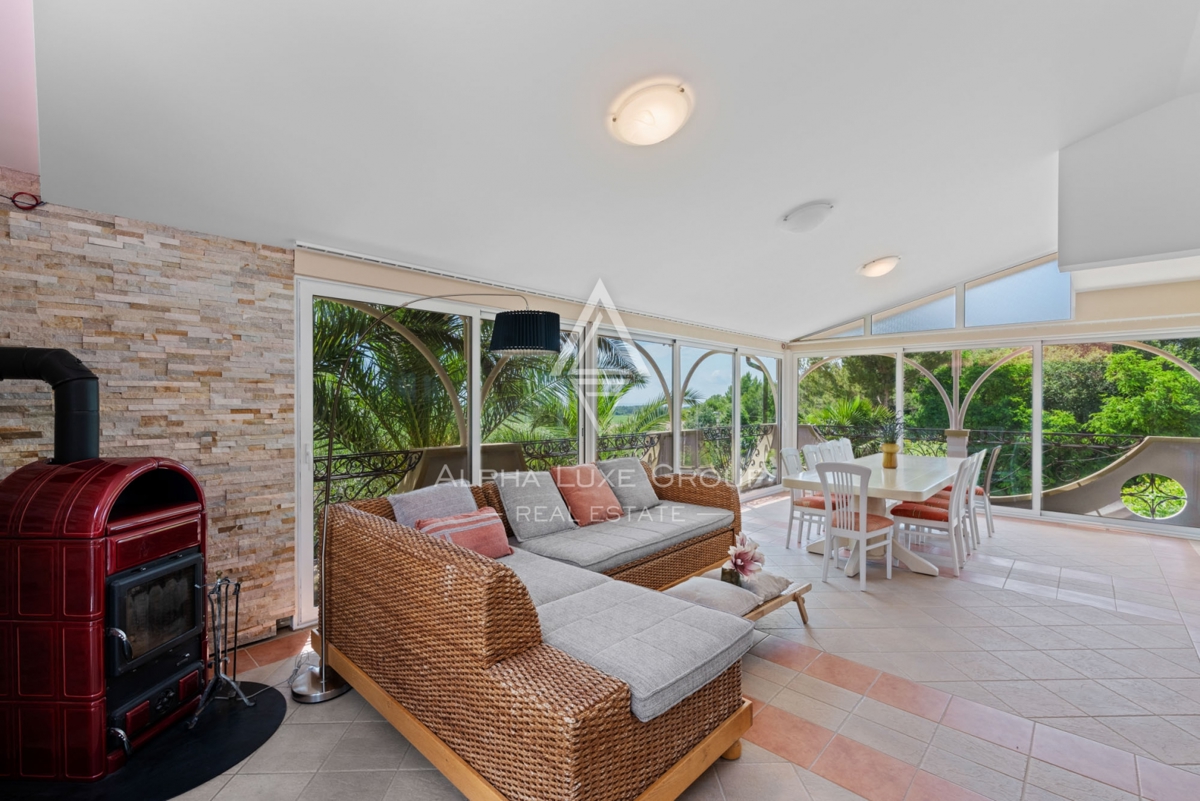 ALPHA LUXE GROUP, Prodamo prostorno vilo v bližini Poreča, panoramski pogled na morje.