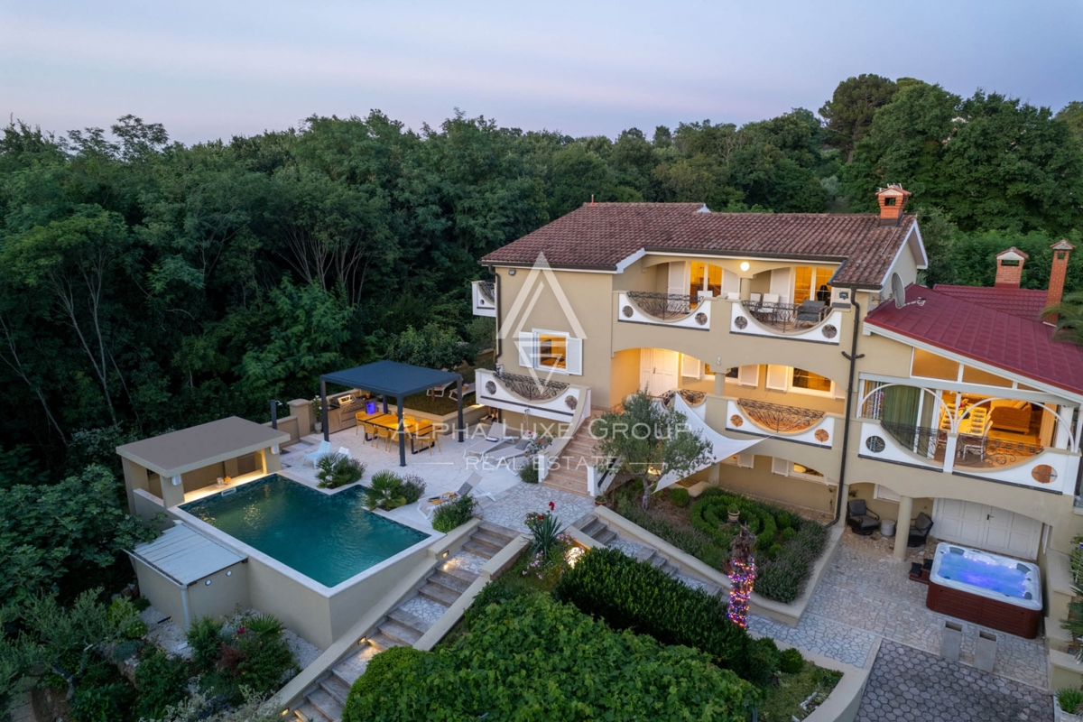 ALPHA LUXE GROUP, Prodamo prostorno vilo v bližini Poreča, panoramski pogled na morje.