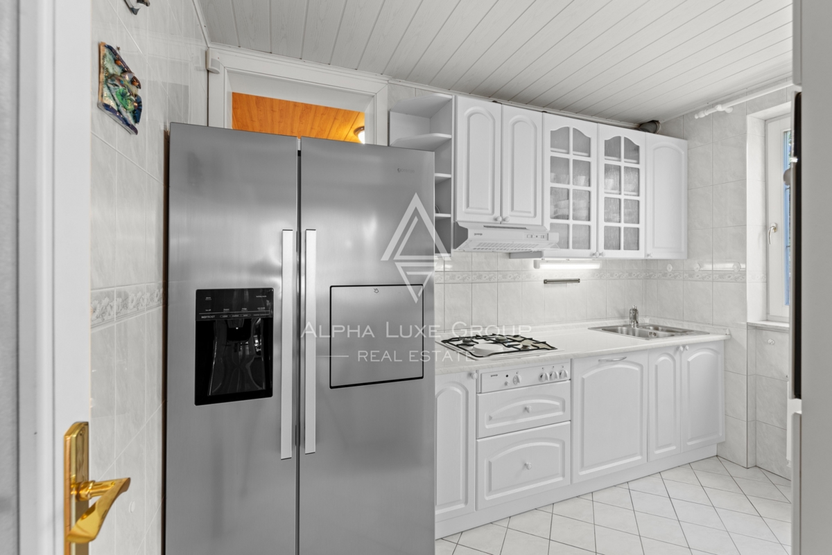 ALPHA LUXE GROUP, Prodamo prostorno vilo v bližini Poreča, panoramski pogled na morje.