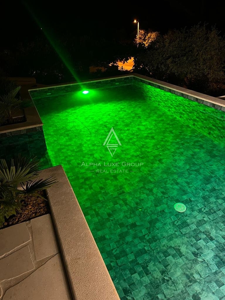 ALPHA LUXE GROUP, Prodamo prostorno vilo v bližini Poreča, panoramski pogled na morje.