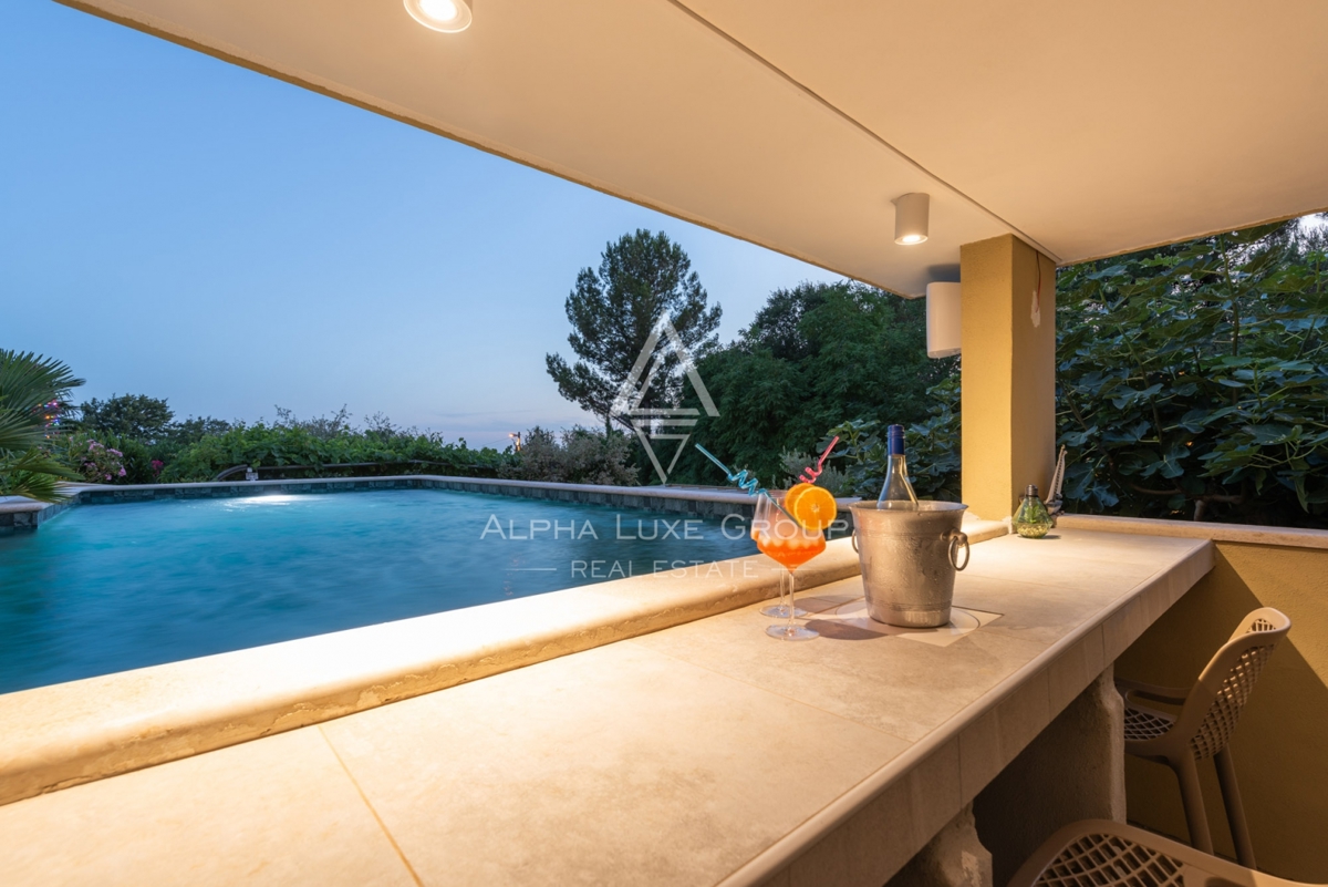 ALPHA LUXE GROUP, Prodamo prostorno vilo v bližini Poreča, panoramski pogled na morje.