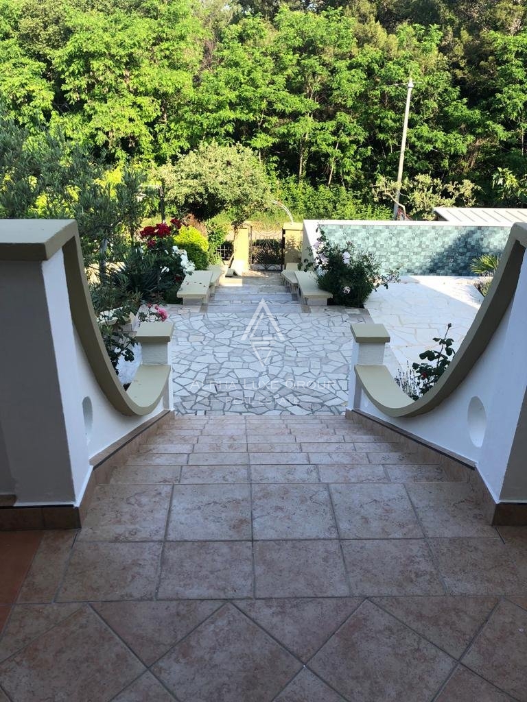 ALPHA LUXE GROUP, Prodamo prostorno vilo v bližini Poreča, panoramski pogled na morje.