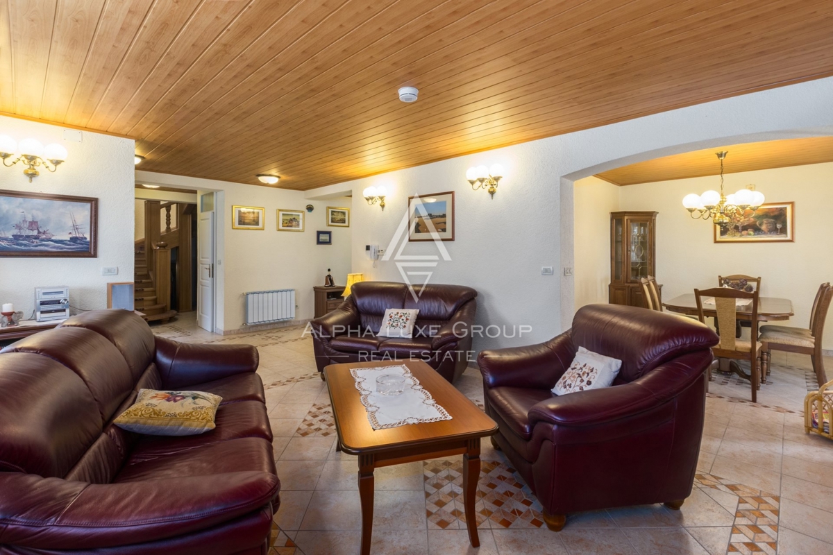 ALPHA LUXE GROUP, Prodamo prostorno vilo v bližini Poreča, panoramski pogled na morje.