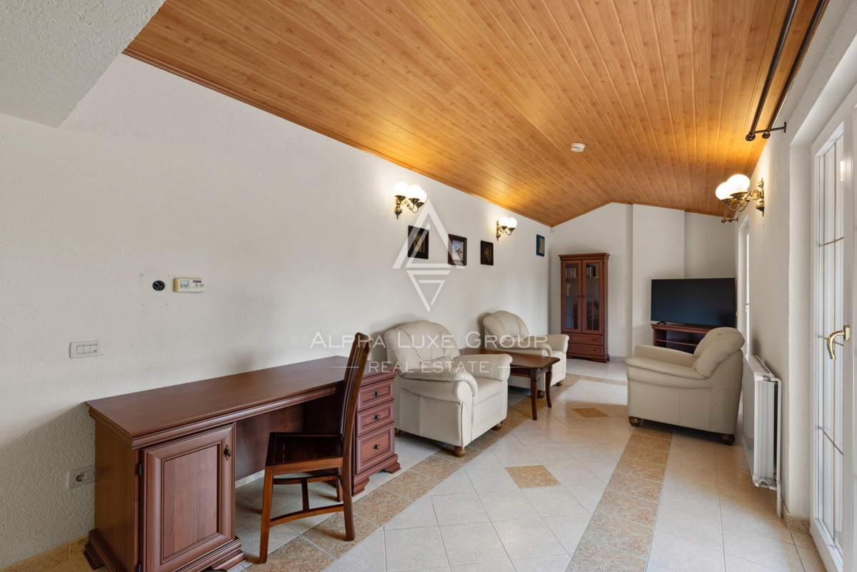 ALPHA LUXE GROUP, Prodamo prostorno vilo v bližini Poreča, panoramski pogled na morje.