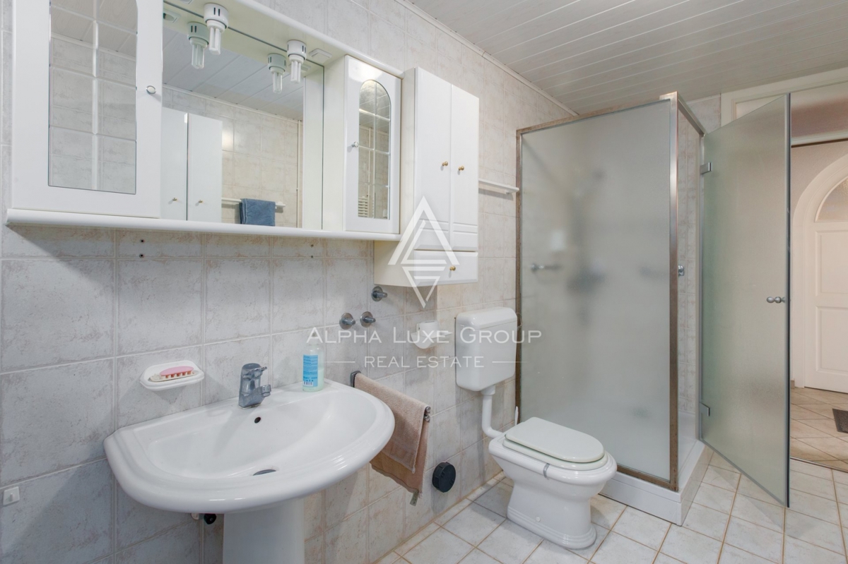 ALPHA LUXE GROUP, Prodamo prostorno vilo v bližini Poreča, panoramski pogled na morje.