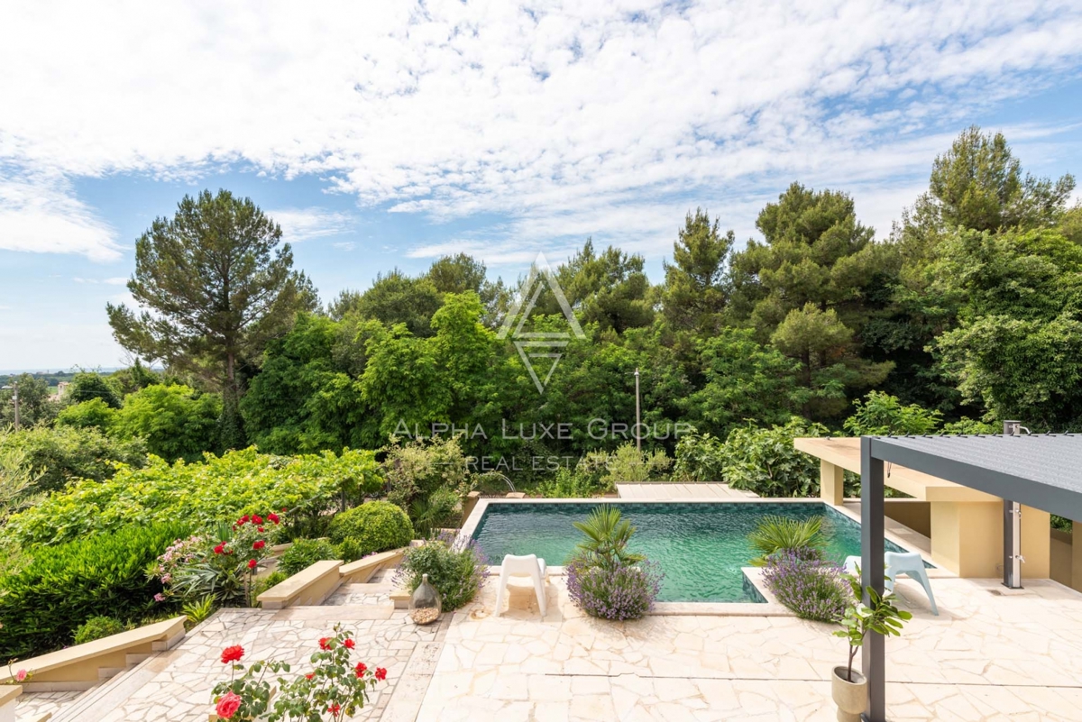 ALPHA LUXE GROUP, Prodamo prostorno vilo v bližini Poreča, panoramski pogled na morje.