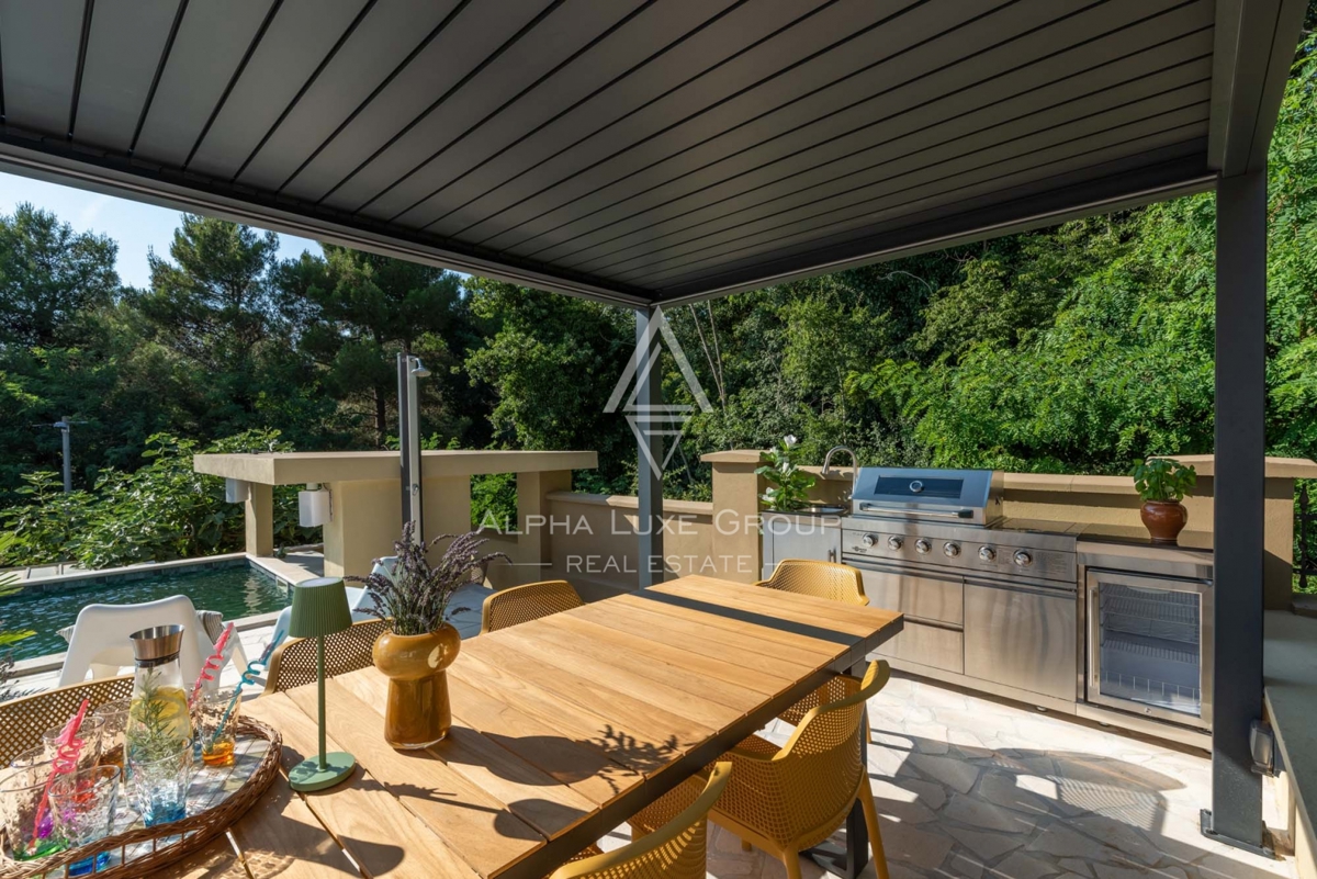 ALPHA LUXE GROUP, Prodamo prostorno vilo v bližini Poreča, panoramski pogled na morje.