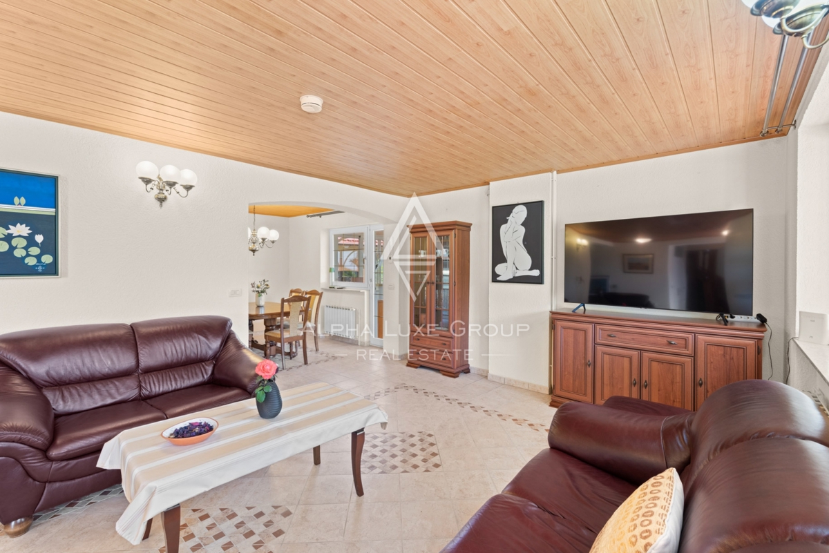 ALPHA LUXE GROUP, Prodamo prostorno vilo v bližini Poreča, panoramski pogled na morje.