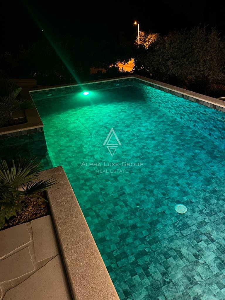 ALPHA LUXE GROUP, Prodamo prostorno vilo v bližini Poreča, panoramski pogled na morje.