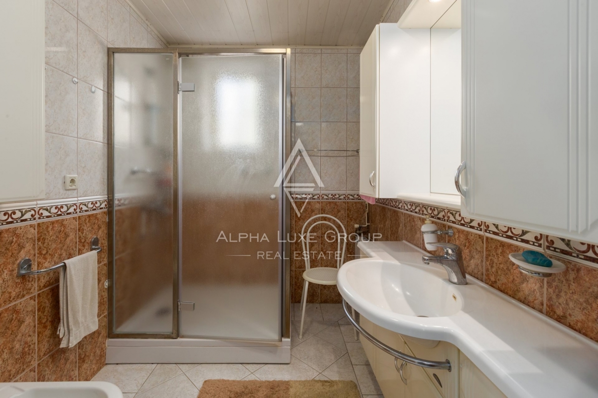 ALPHA LUXE GROUP, Prodamo prostorno vilo v bližini Poreča, panoramski pogled na morje.