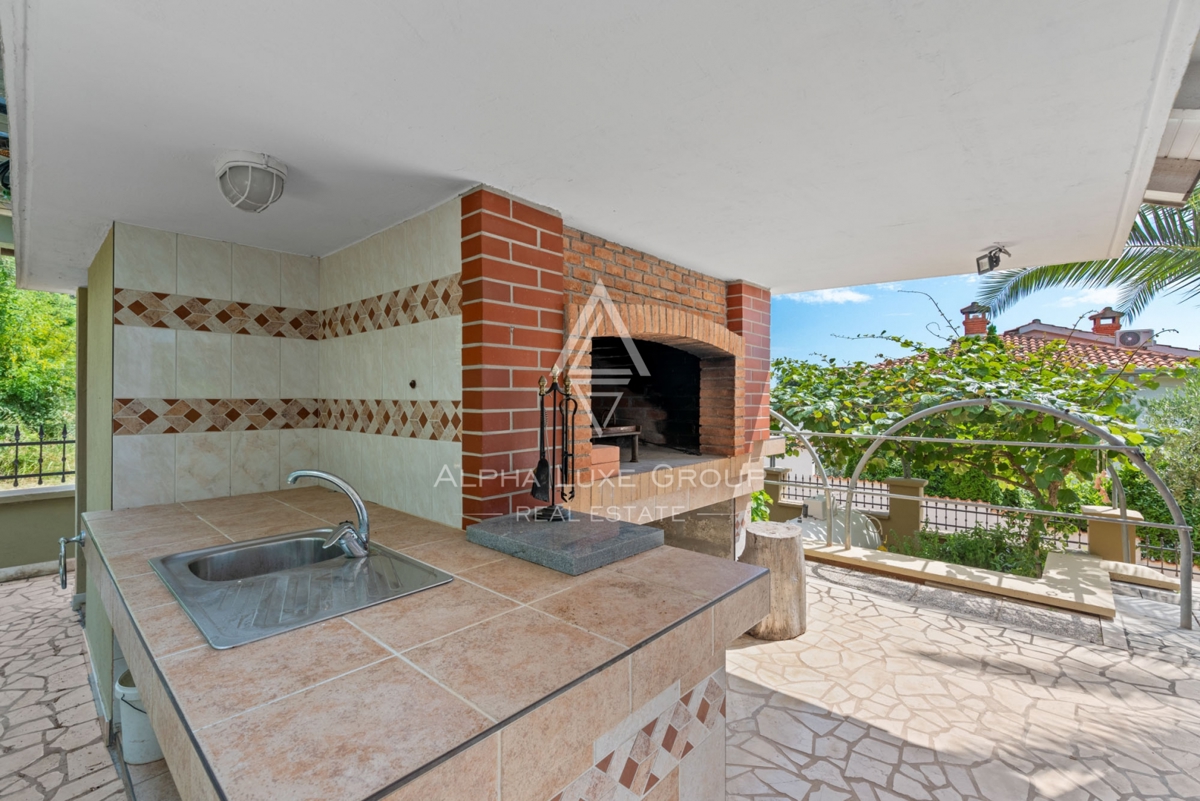 ALPHA LUXE GROUP, Prodamo prostorno vilo v bližini Poreča, panoramski pogled na morje.