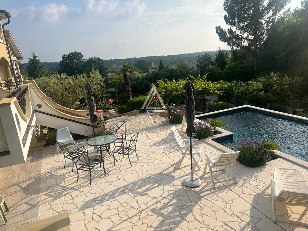 ALPHA LUXE GROUP, Prodamo prostorno vilo v bližini Poreča, panoramski pogled na morje.
