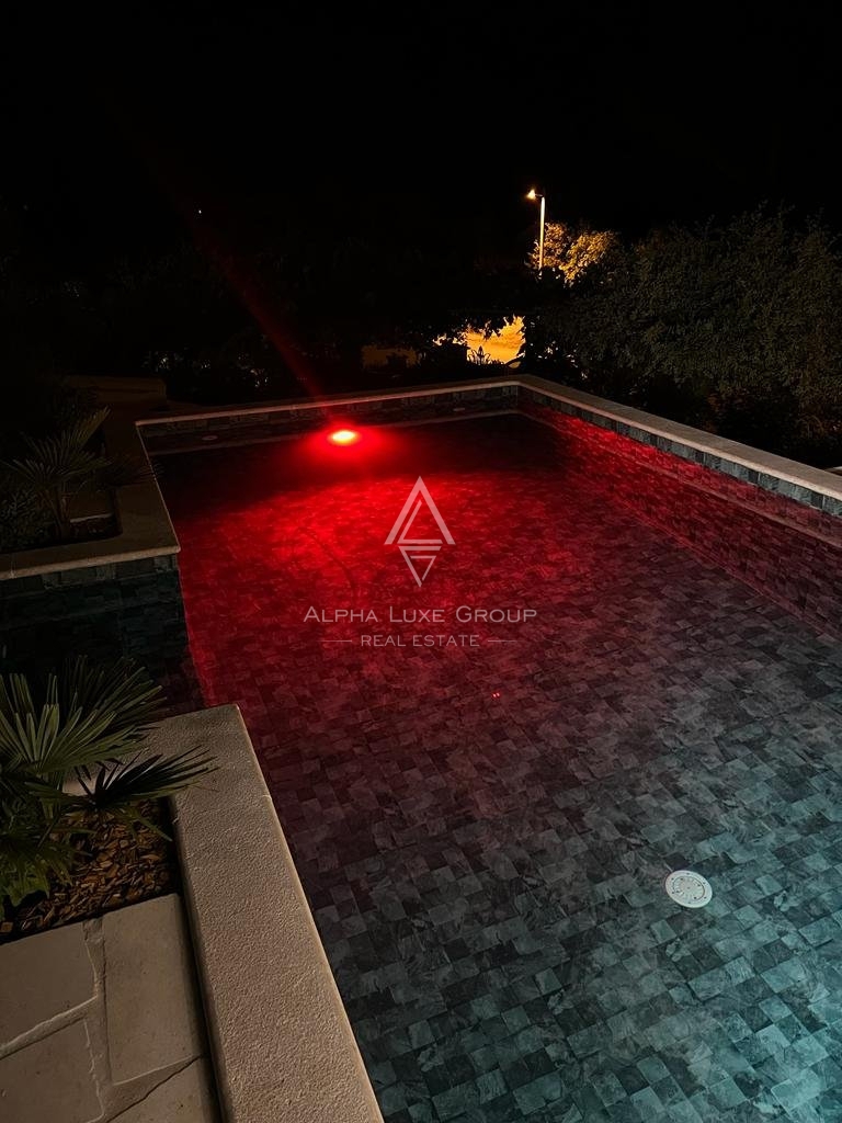 ALPHA LUXE GROUP, Prodamo prostorno vilo v bližini Poreča, panoramski pogled na morje.