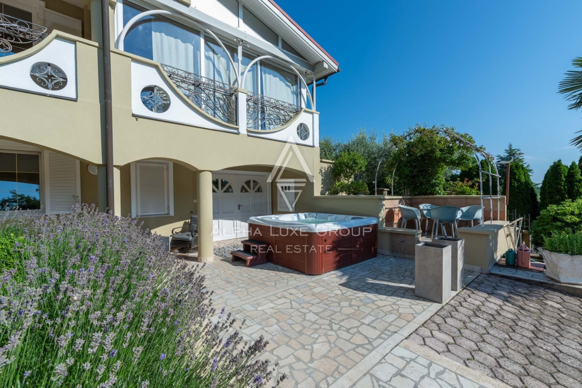 ALPHA LUXE GROUP, Prodamo prostorno vilo v bližini Poreča, panoramski pogled na morje.