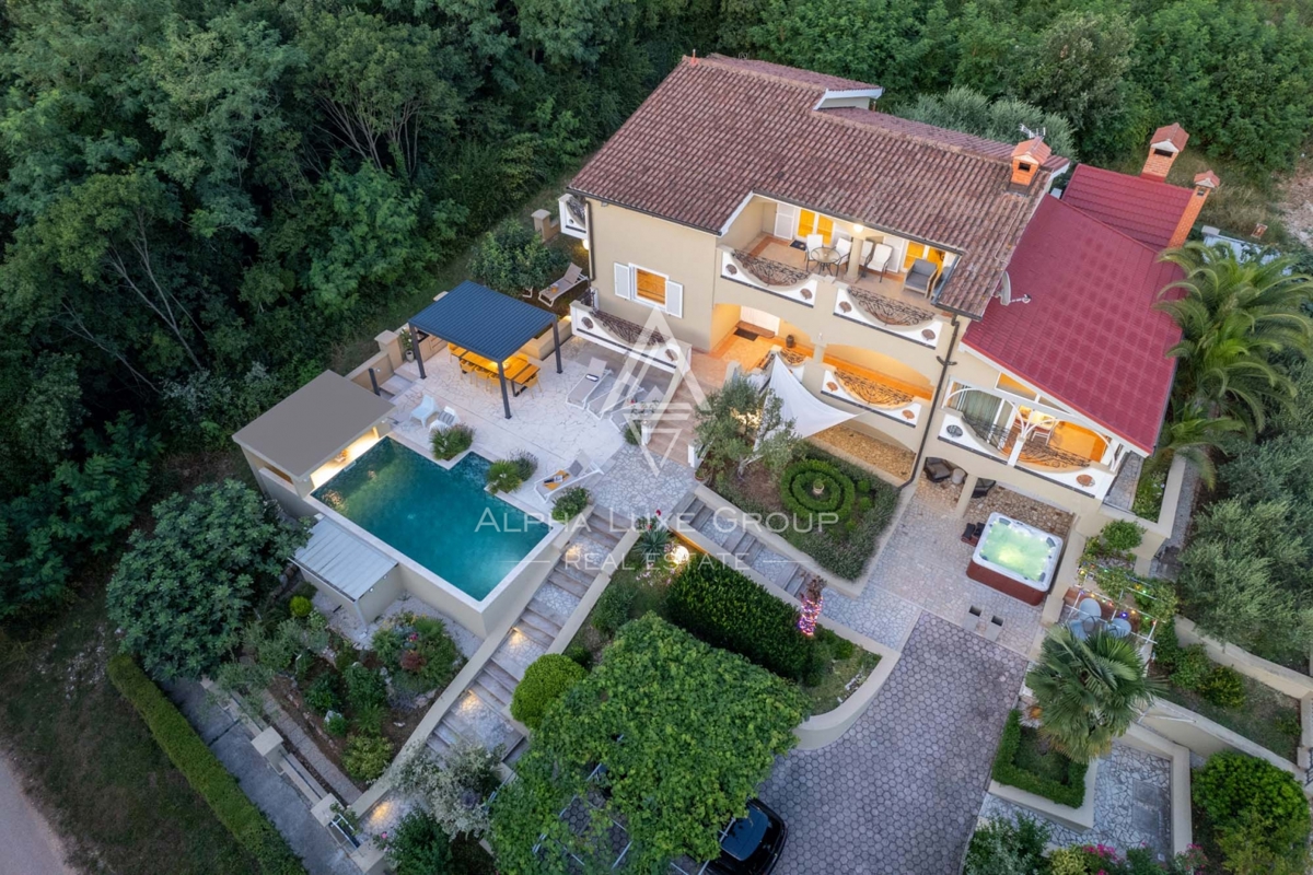 ALPHA LUXE GROUP, Prodamo prostorno vilo v bližini Poreča, panoramski pogled na morje.