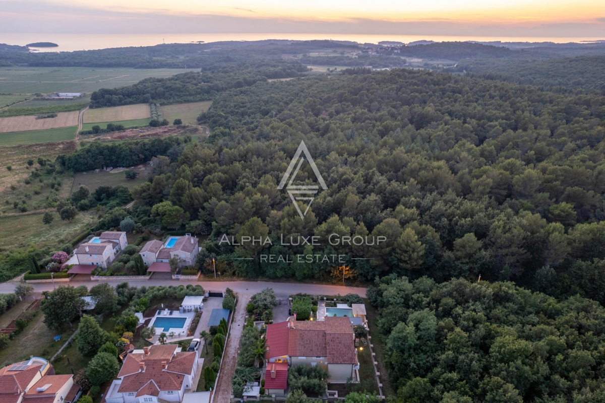 ALPHA LUXE GROUP, Prodamo prostorno vilo v bližini Poreča, panoramski pogled na morje.