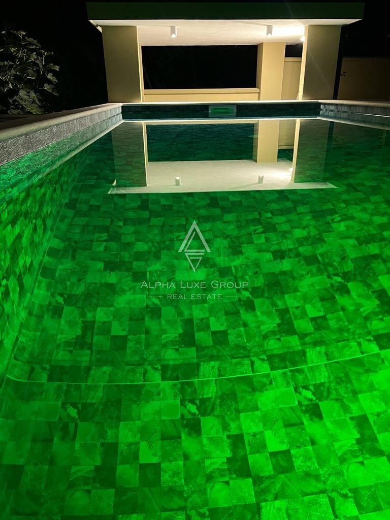 ALPHA LUXE GROUP, Prodamo prostorno vilo v bližini Poreča, panoramski pogled na morje.