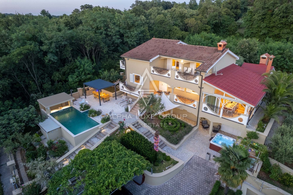 ALPHA LUXE GROUP, Prodamo prostorno vilo v bližini Poreča, panoramski pogled na morje.