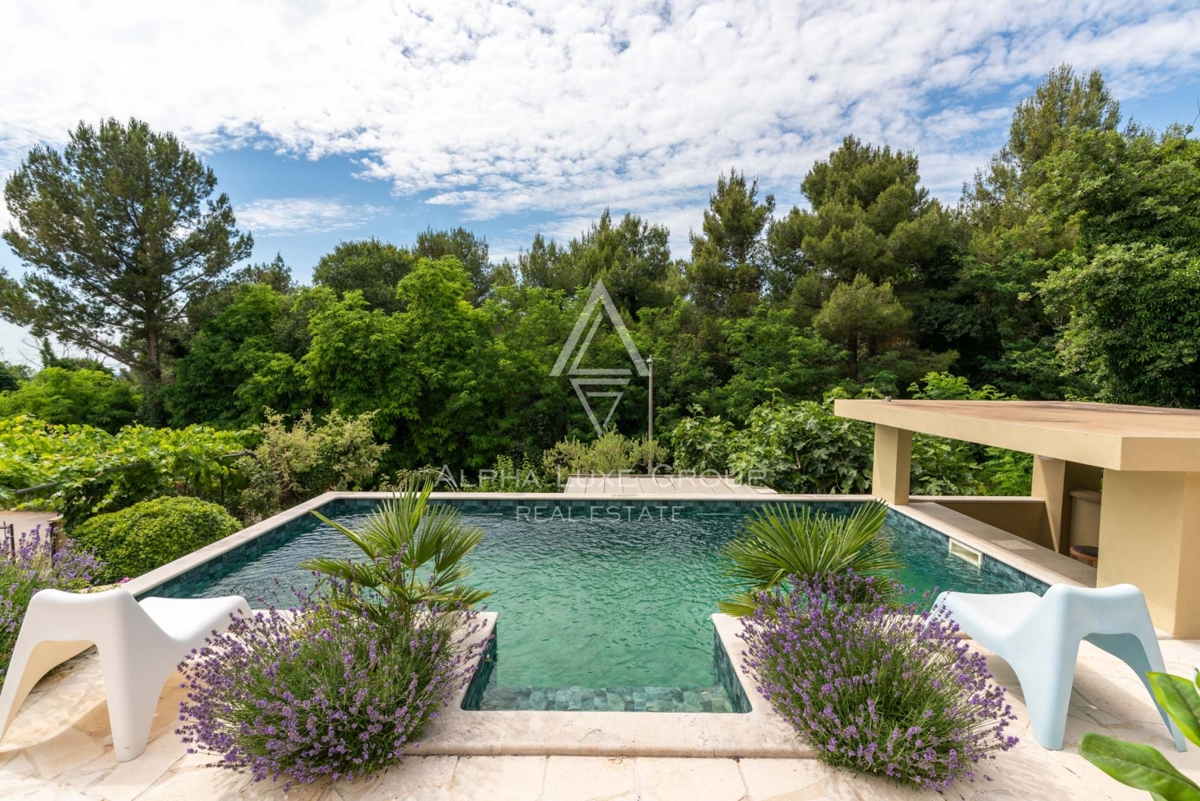 ALPHA LUXE GROUP, Prodamo prostorno vilo v bližini Poreča, panoramski pogled na morje.