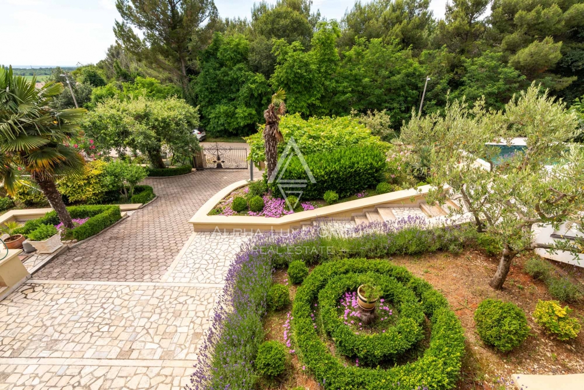 ALPHA LUXE GROUP, Prodamo prostorno vilo v bližini Poreča, panoramski pogled na morje.