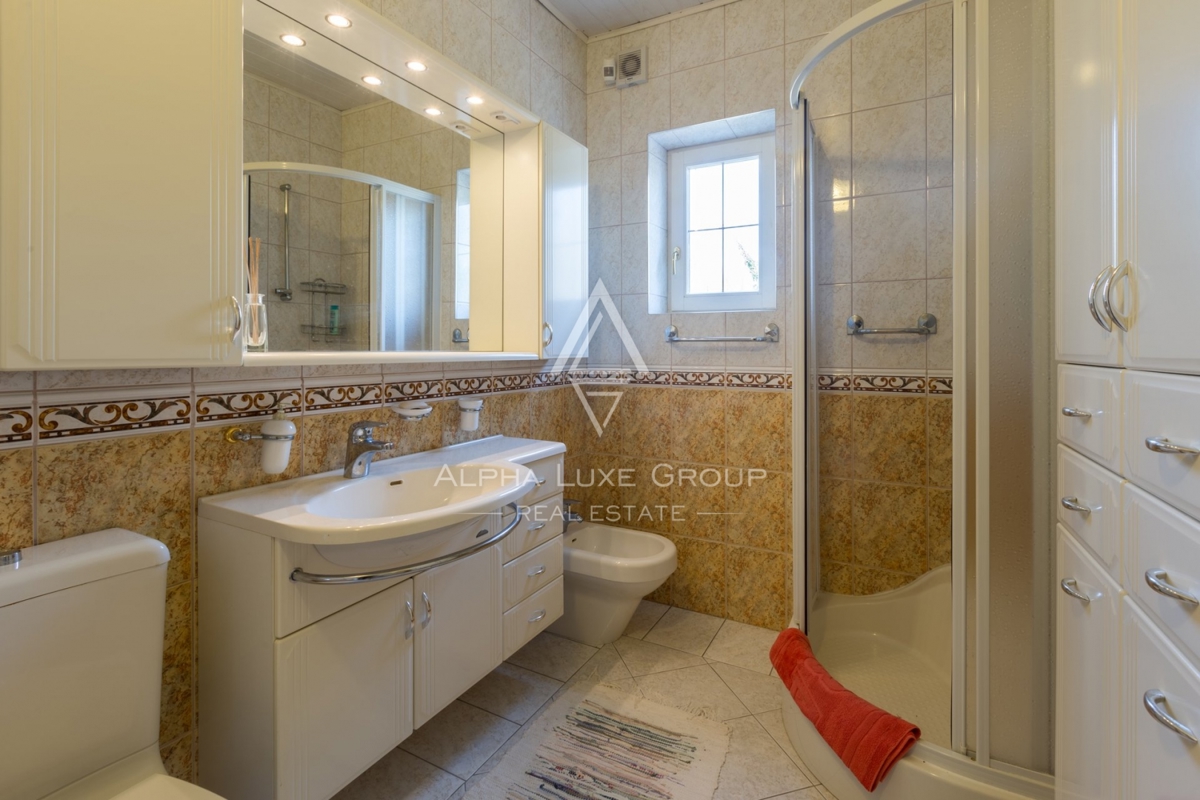 ALPHA LUXE GROUP, Prodamo prostorno vilo v bližini Poreča, panoramski pogled na morje.