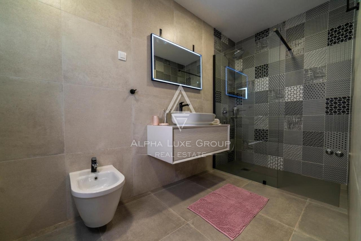 SKUPINA ALPHA LUXE prodaja, Blizu POREČA, LUKSUZNA VILA Z BAZENOM, POGLED NA MORE.