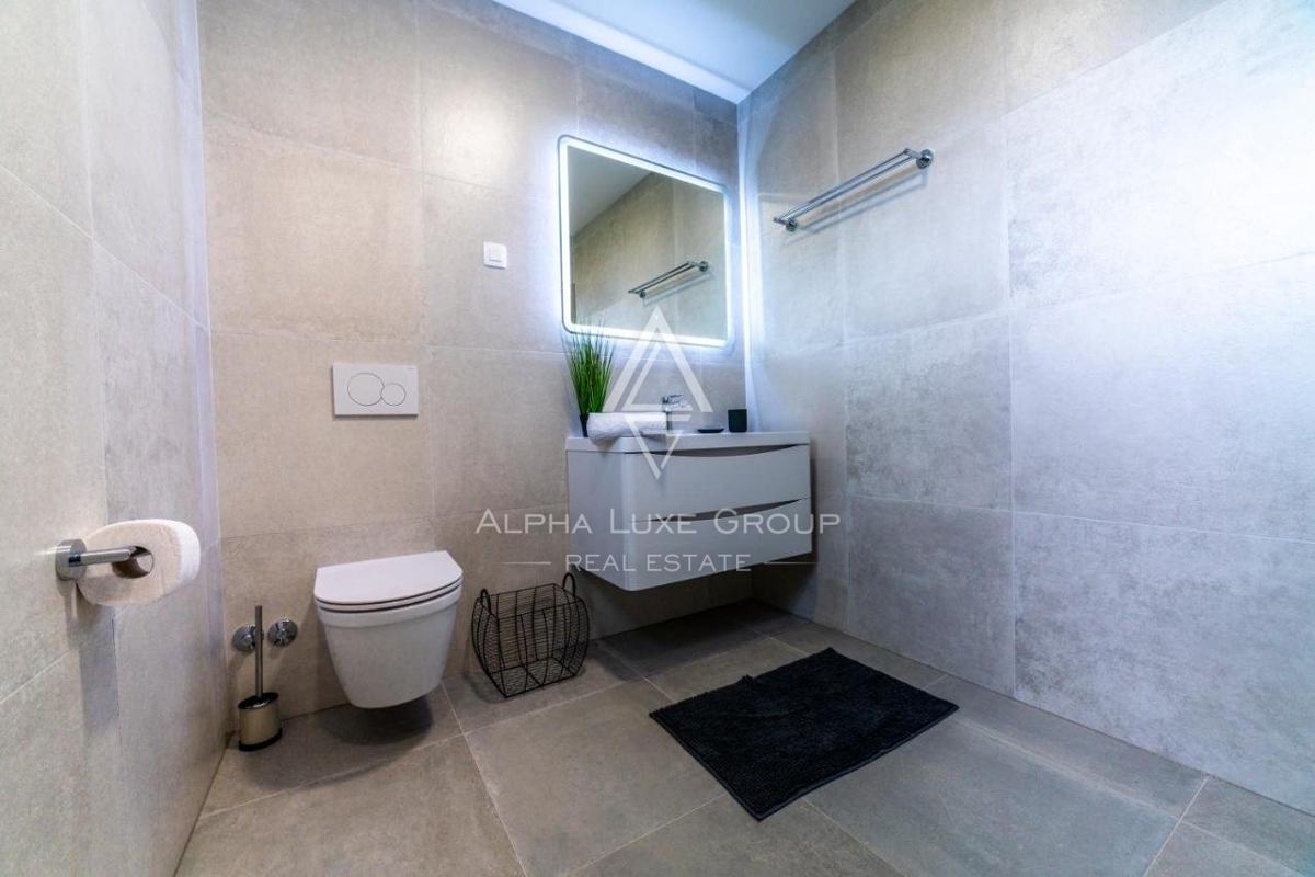 SKUPINA ALPHA LUXE prodaja, Blizu POREČA, LUKSUZNA VILA Z BAZENOM, POGLED NA MORE.