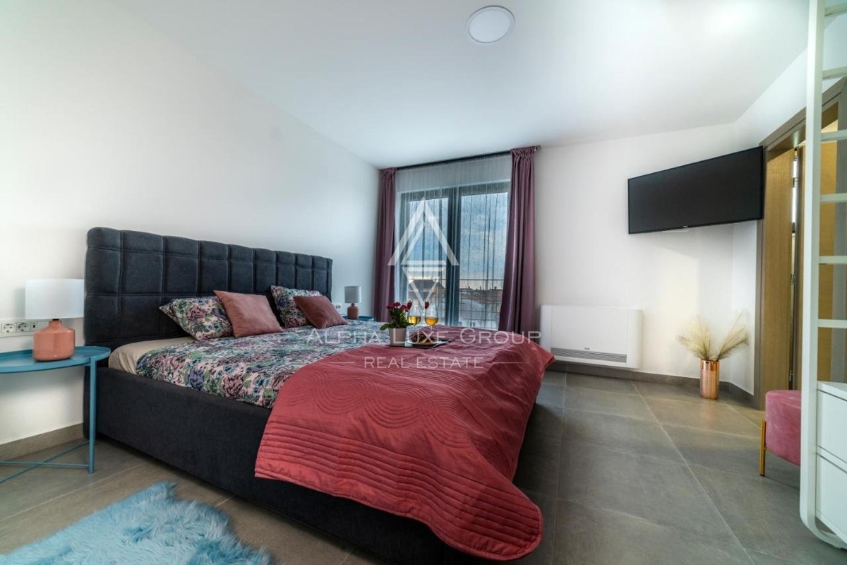 SKUPINA ALPHA LUXE prodaja, Blizu POREČA, LUKSUZNA VILA Z BAZENOM, POGLED NA MORE.