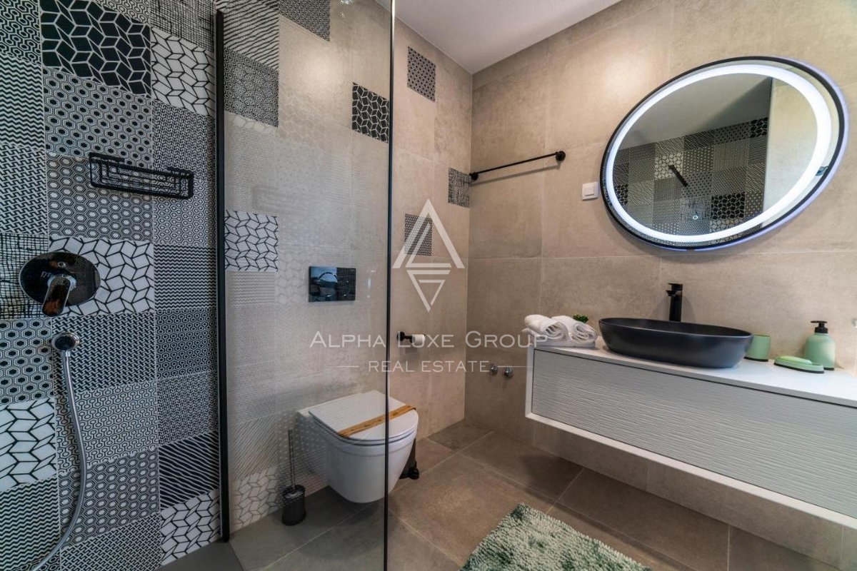 SKUPINA ALPHA LUXE prodaja, Blizu POREČA, LUKSUZNA VILA Z BAZENOM, POGLED NA MORE.