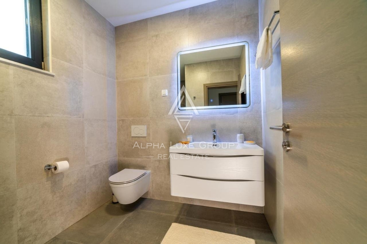 SKUPINA ALPHA LUXE prodaja, Blizu POREČA, LUKSUZNA VILA Z BAZENOM, POGLED NA MORE.