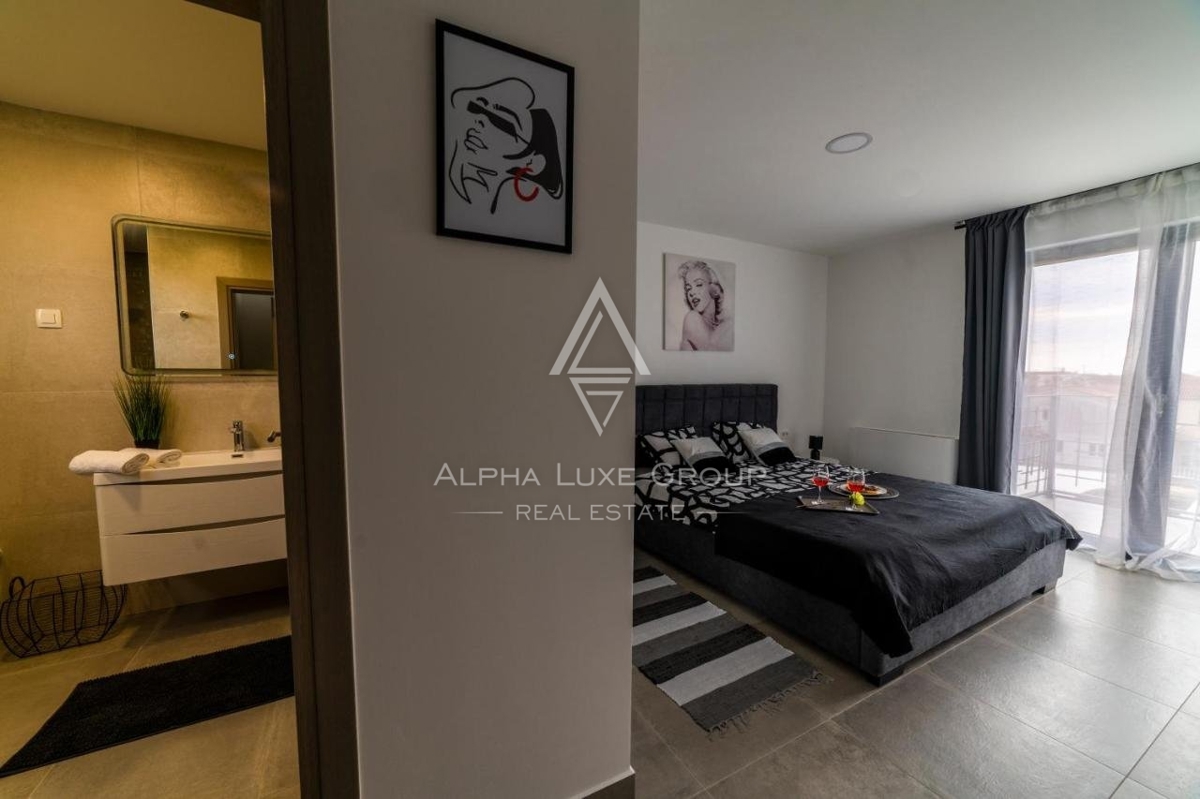 SKUPINA ALPHA LUXE prodaja, Blizu POREČA, LUKSUZNA VILA Z BAZENOM, POGLED NA MORE.