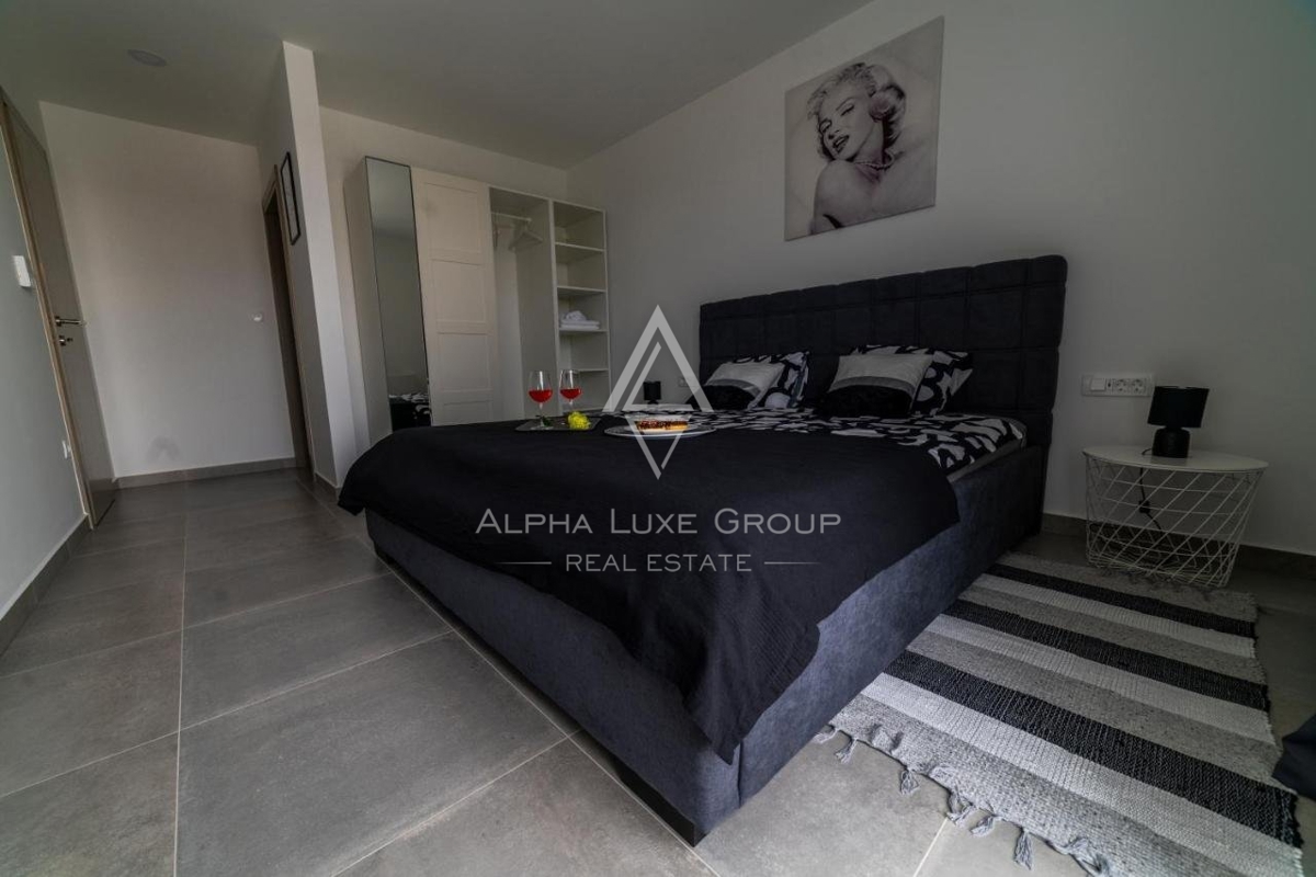 SKUPINA ALPHA LUXE prodaja, Blizu POREČA, LUKSUZNA VILA Z BAZENOM, POGLED NA MORE.