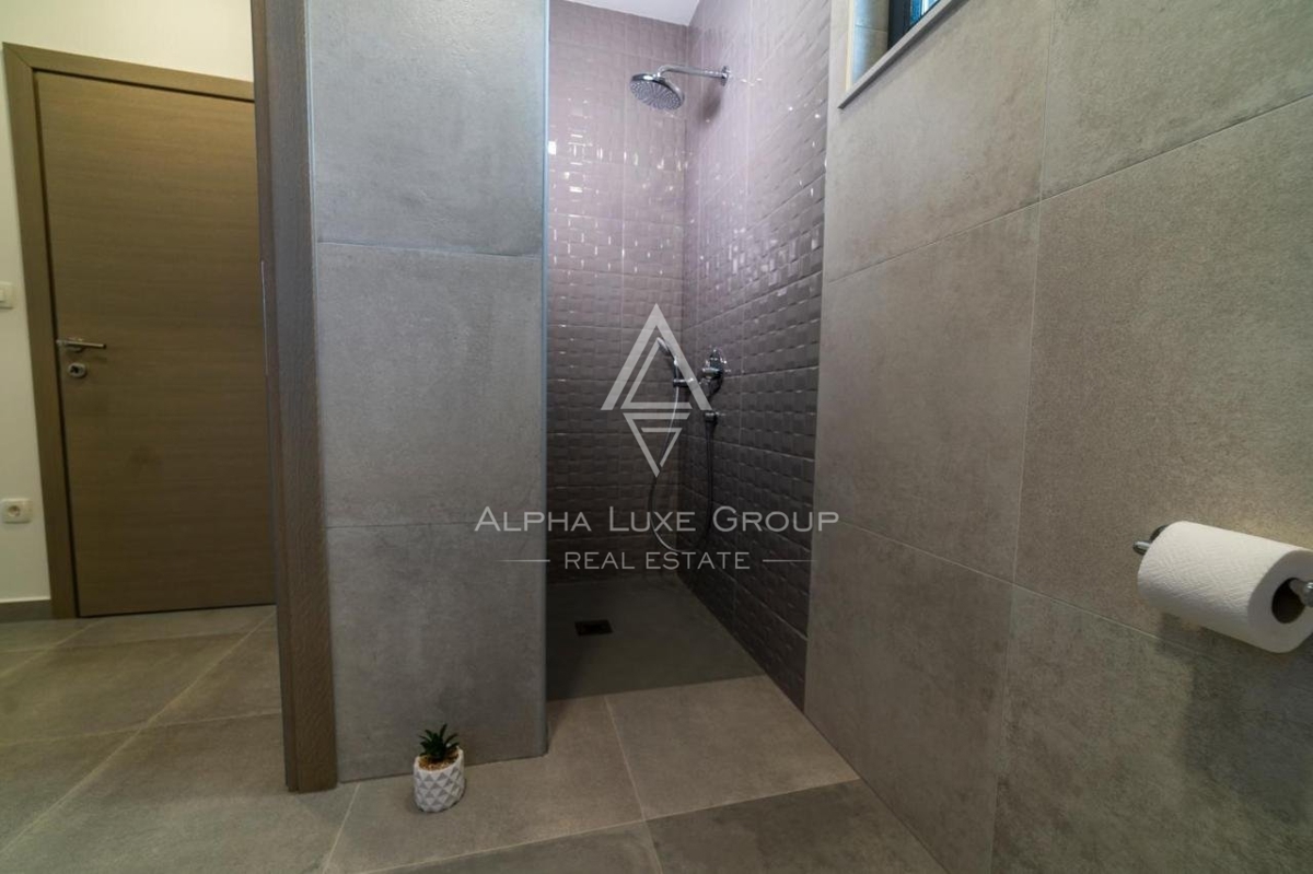 SKUPINA ALPHA LUXE prodaja, Blizu POREČA, LUKSUZNA VILA Z BAZENOM, POGLED NA MORE.