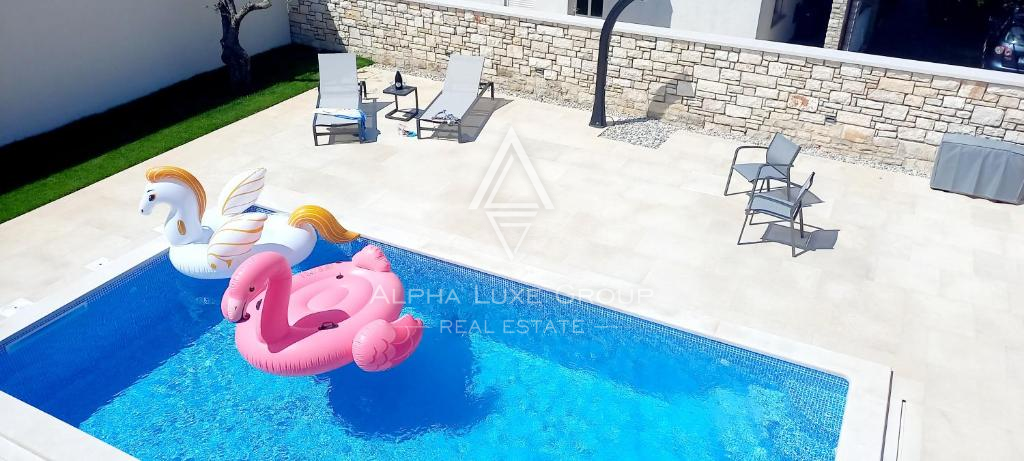 Umag, Istra: Moderna hiša z bazenom in pogledom na morje