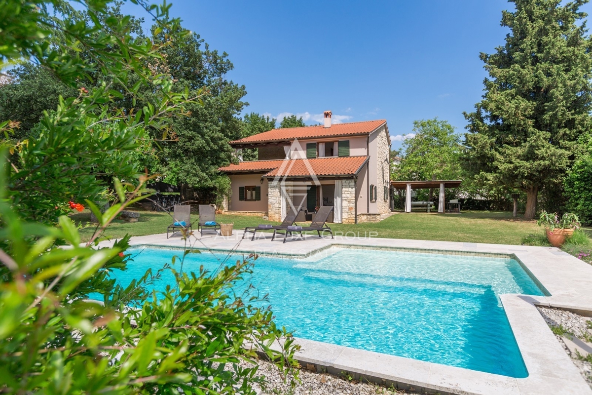 Istra, Poreč, Prenovljena vila z bazenom in vrtom