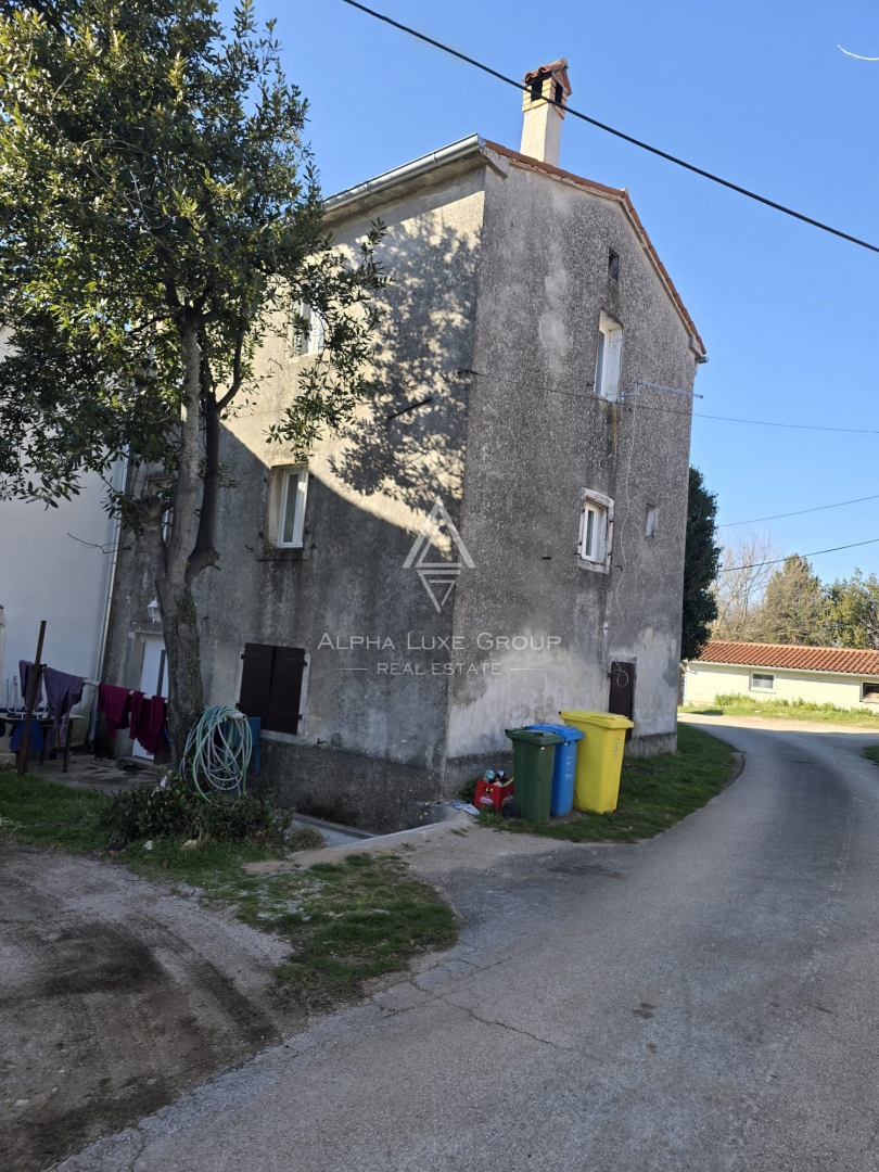 Nedešćina, Istra – Prenovljena hiša s tremi etažami