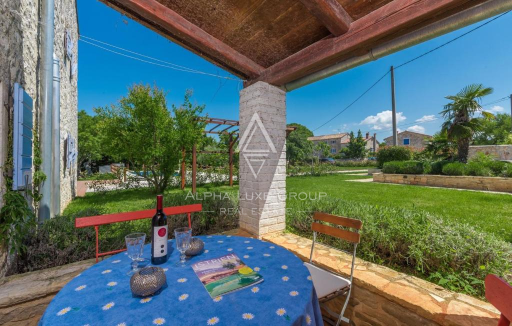 Poreč, Istra: Kamnita vila z bazenom in hišo za goste