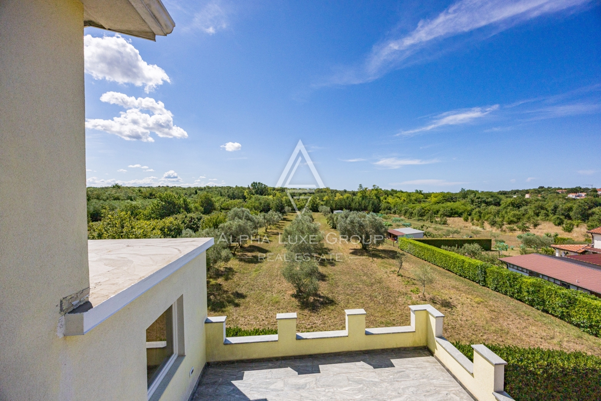 Umag, Istra: Prostorna hiša s 4 stanovanji, 3 nadst.