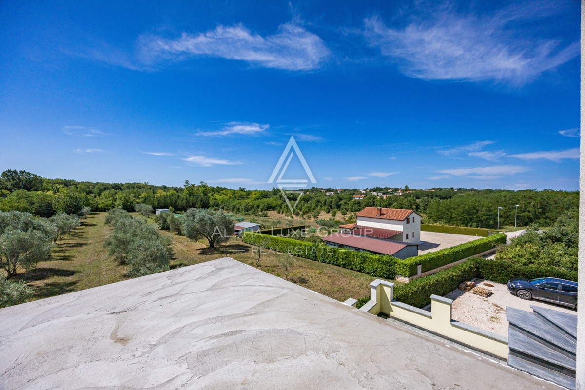 Umag, Istra: Prostorna hiša s 4 stanovanji, 3 nadst.