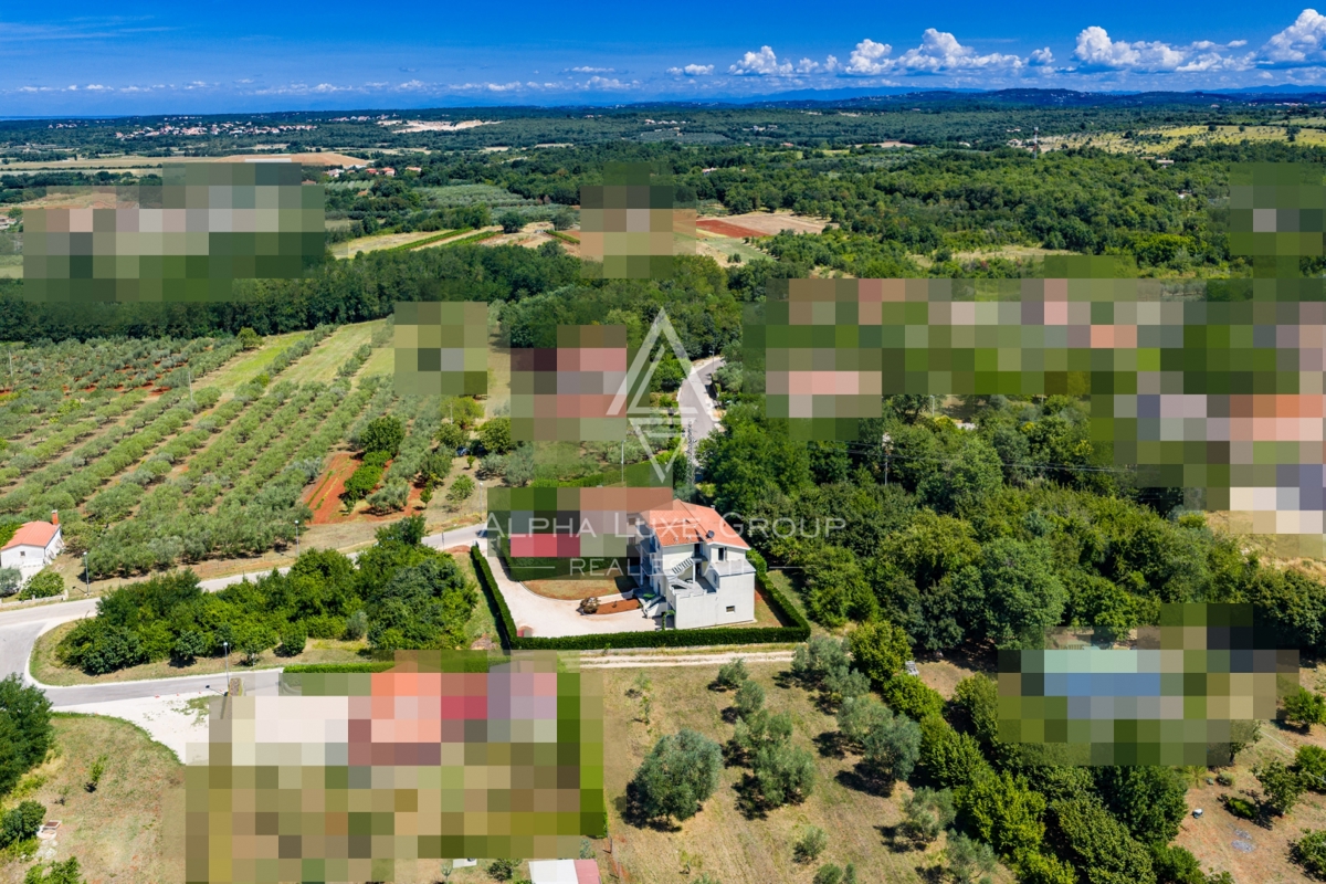 Umag, Istra: Prostorna hiša s 4 stanovanji, 3 nadst.