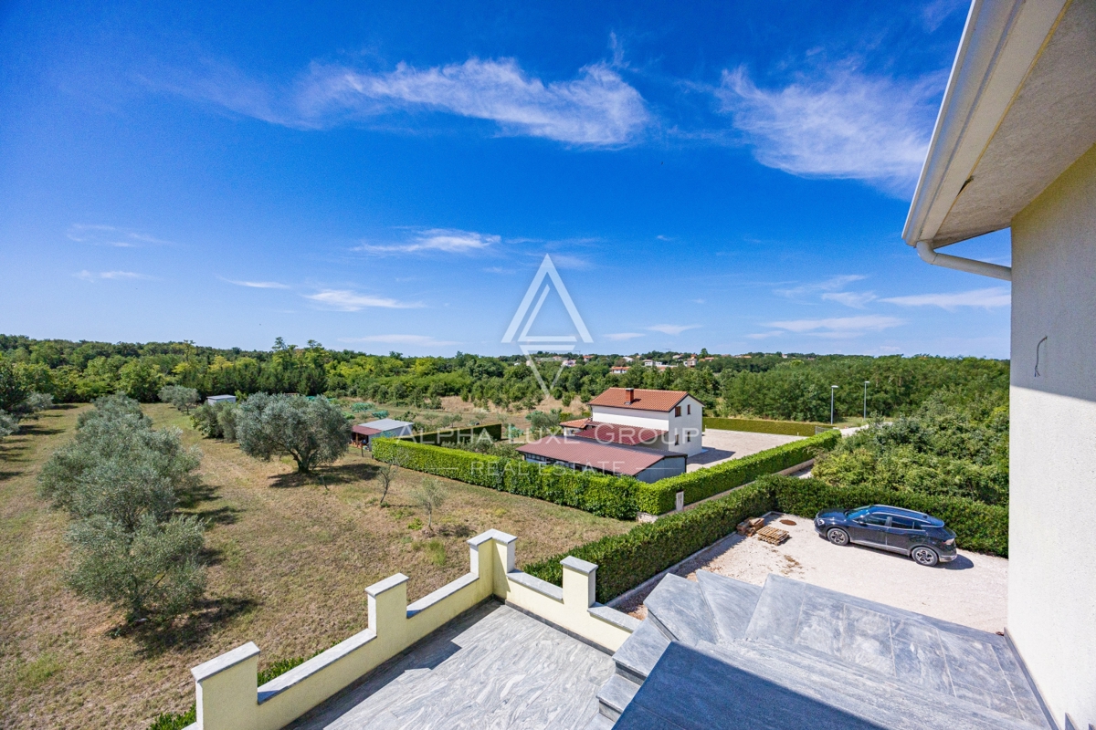 Umag, Istra: Prostorna hiša s 4 stanovanji, 3 nadst.