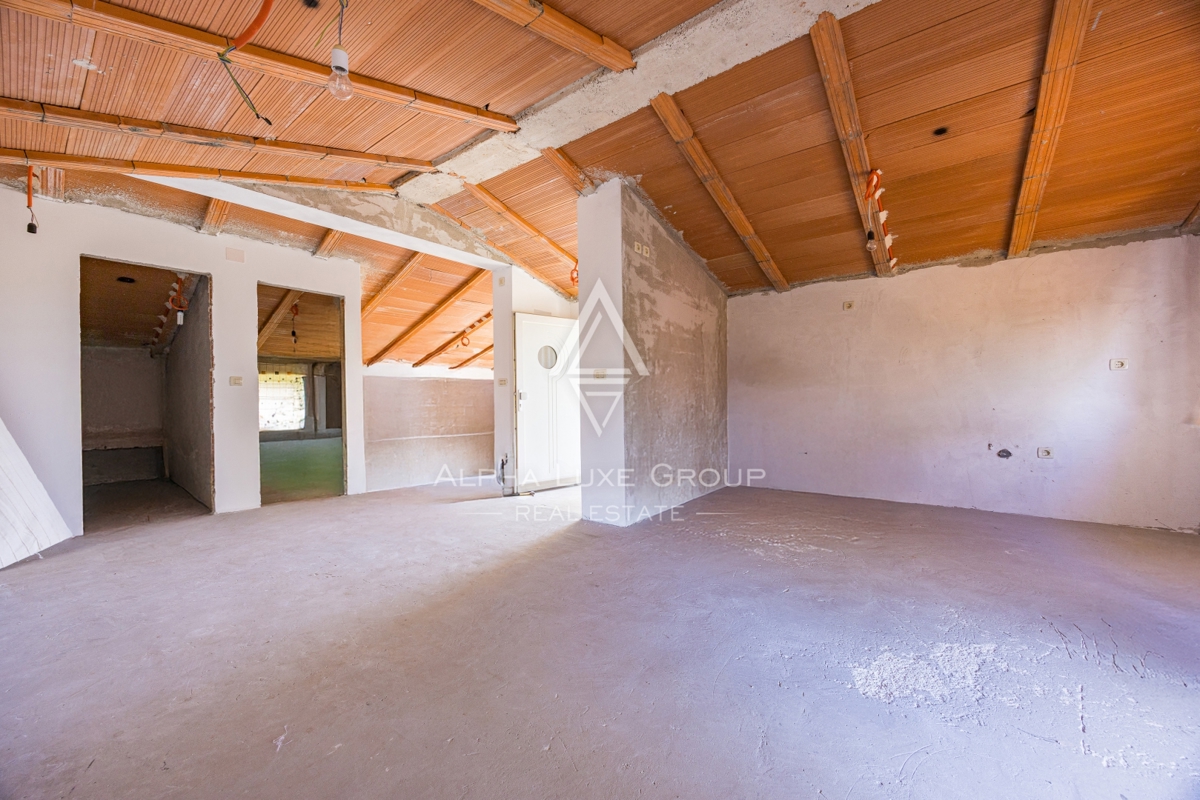 Umag, Istra: Prostorna hiša s 4 stanovanji, 3 nadst.